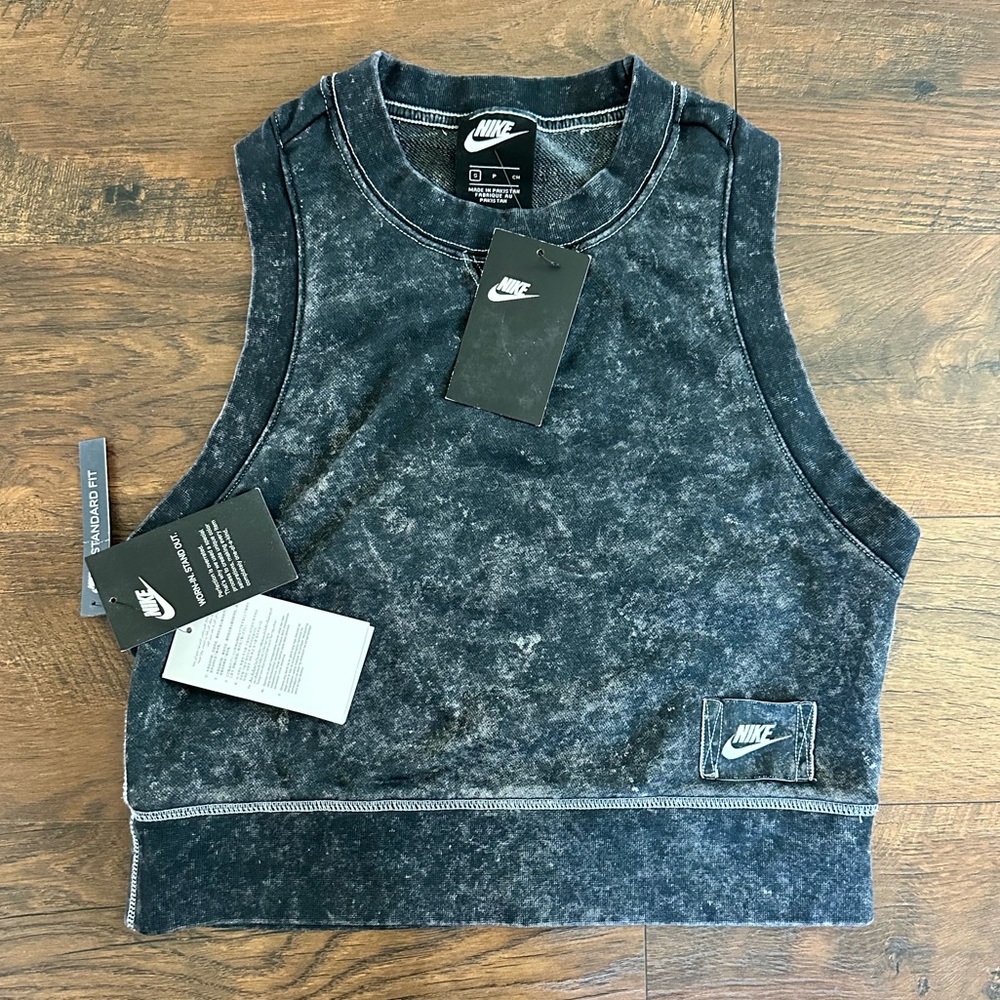 Nike crop, athleisure top. Women’s sz S. NWT